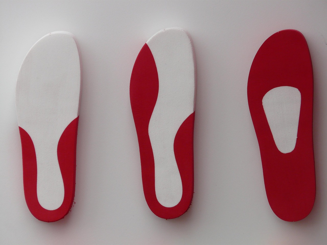 Solette in gel e memory foam a confronto, evidenziando comfort e supporto per i piedi.